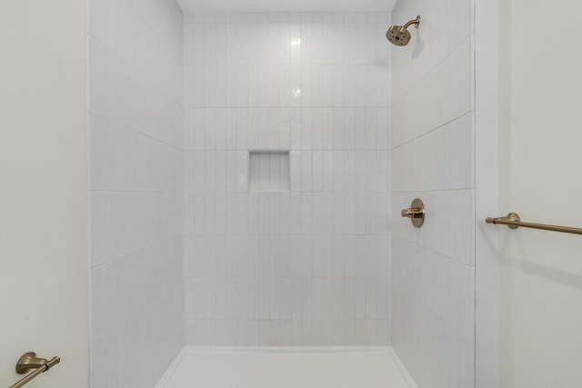 bathroom featuring tiled shower