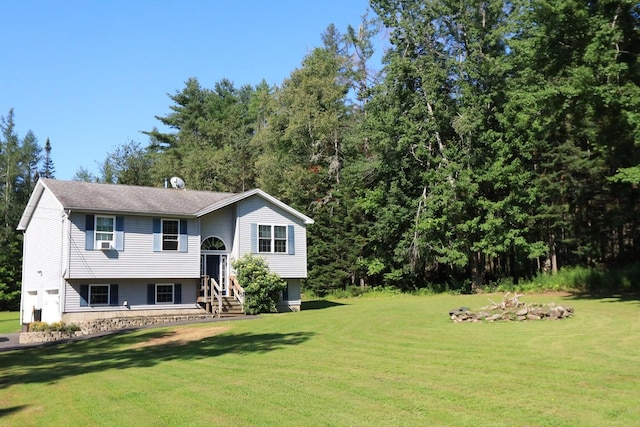 view of front facade featuring cooling unit and a front lawn