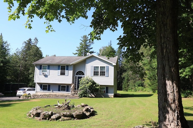 split foyer home featuring a front yard