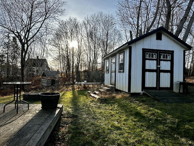 view of yard featuring a shed