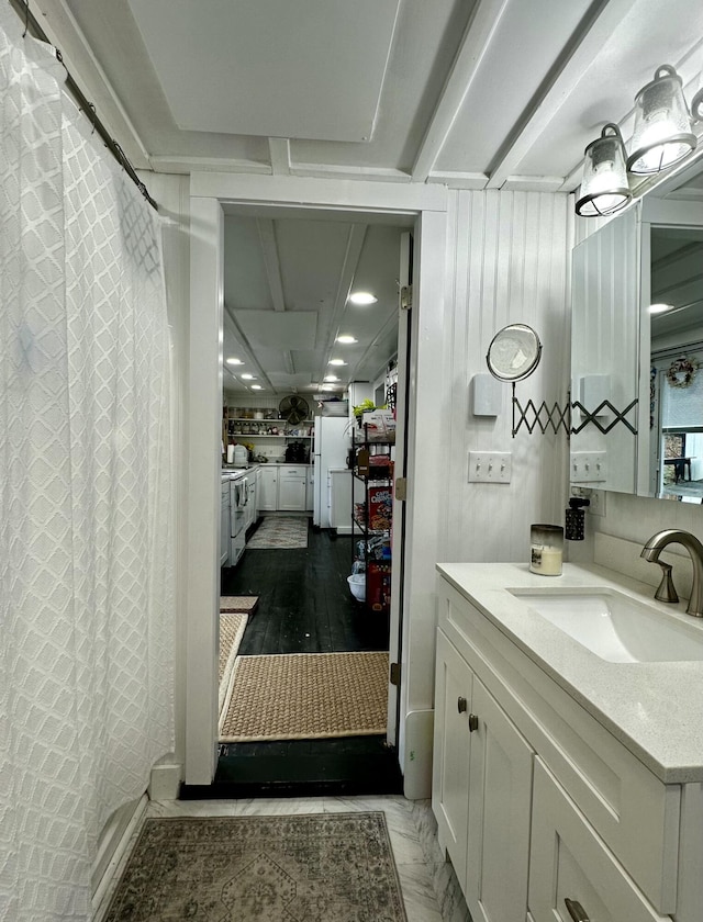 bathroom featuring a shower with curtain and vanity