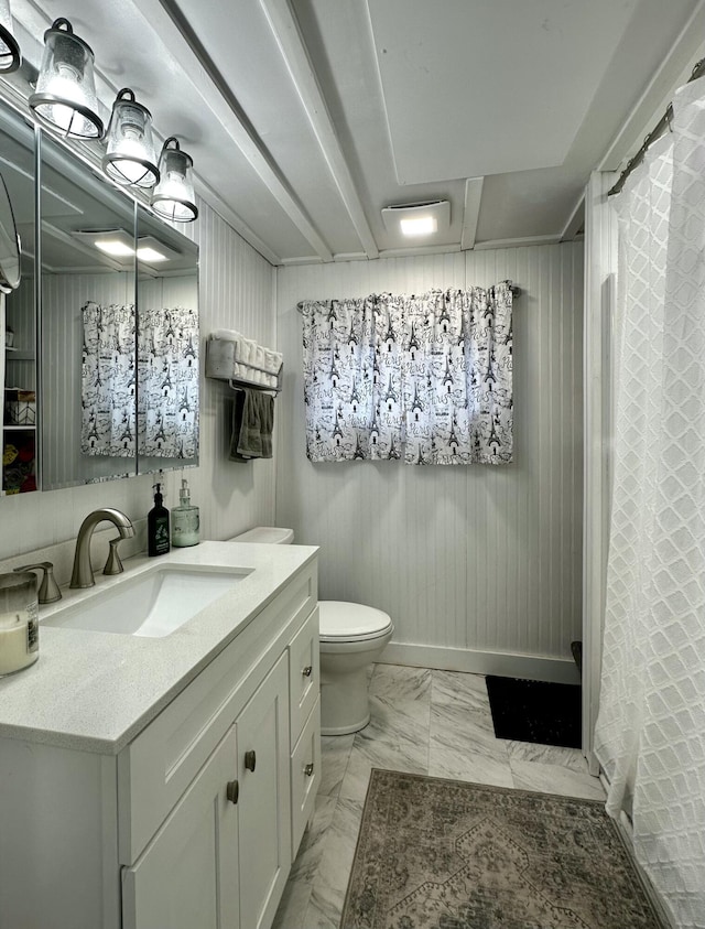 bathroom with vanity, curtained shower, and toilet