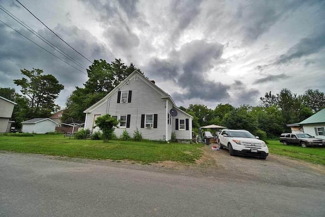 view of front of property with a front yard