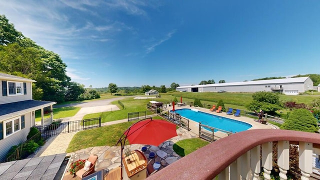 view of swimming pool featuring a lawn