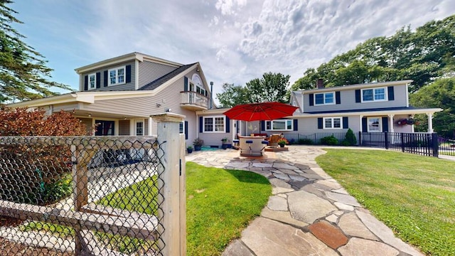 view of front of property featuring a front lawn