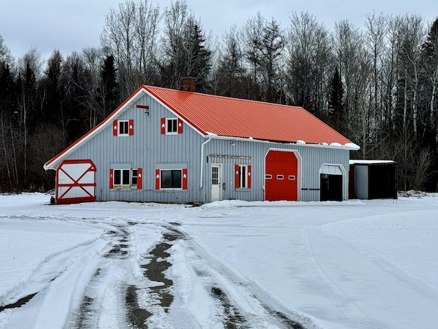 view of front of home with an outdoor structure