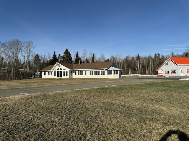 view of front of house featuring a front lawn