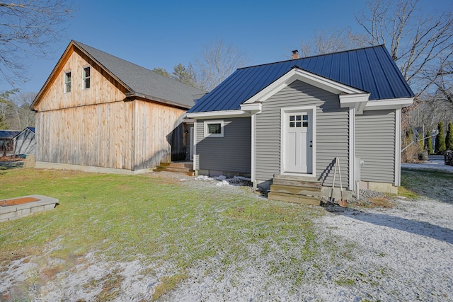 view of front of house featuring a front yard