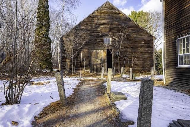 exterior space featuring an outbuilding