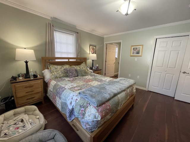 bedroom featuring dark hardwood / wood-style floors, crown molding, and a closet