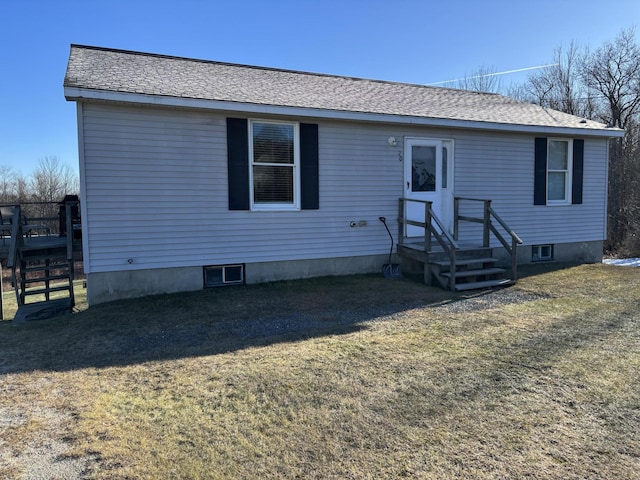 view of front of property featuring a front lawn