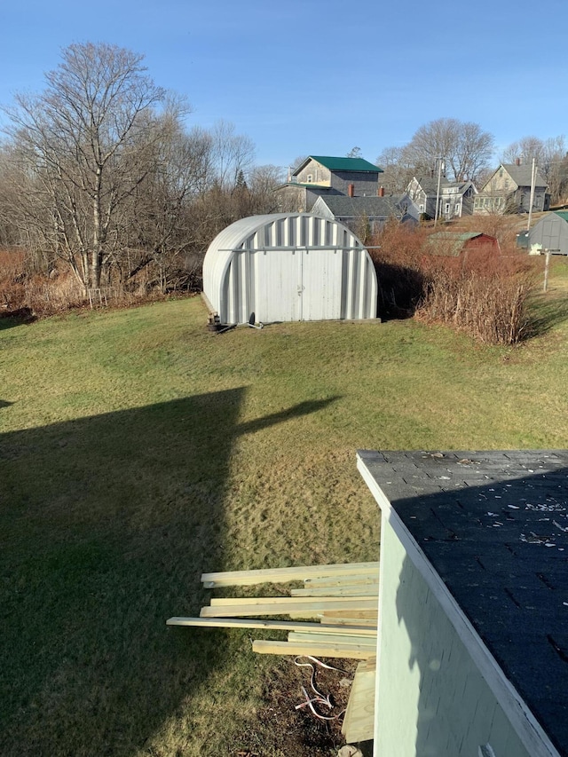 view of yard with a storage unit