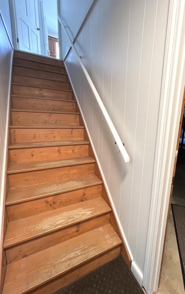 7 Edgewood Dr, Orono, ME 04473 - view of stairway
