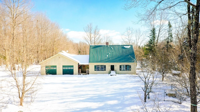 view of front facade featuring a garage