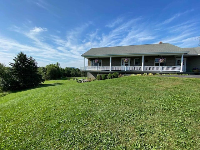 view of front of house featuring a front lawn