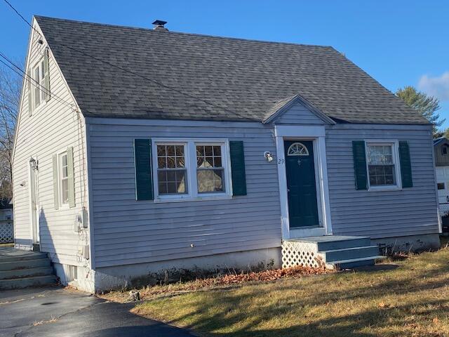 view of front of house featuring a front lawn