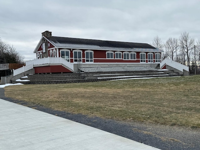 view of front facade with a front lawn