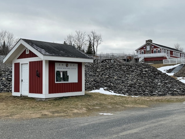 view of outbuilding