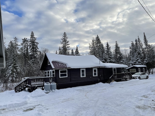 view of front of home featuring a wooden deck