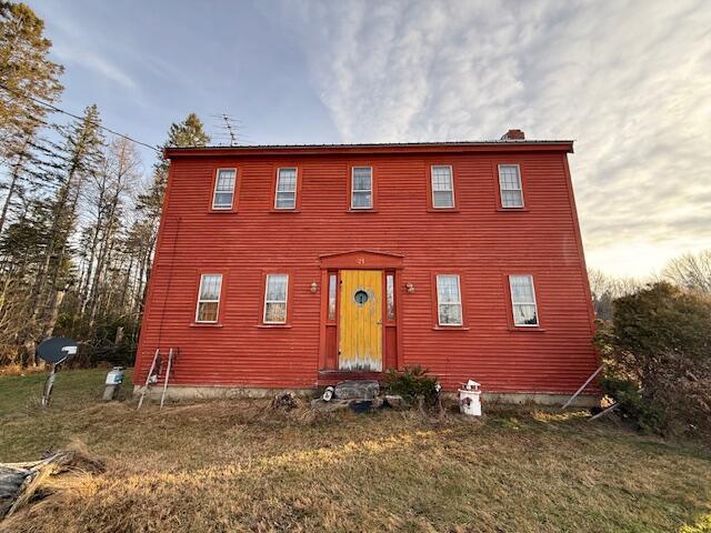 view of front of property featuring a front lawn