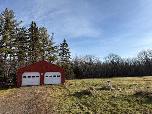 view of yard featuring an outbuilding and a garage