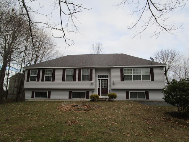 split foyer home featuring a front yard