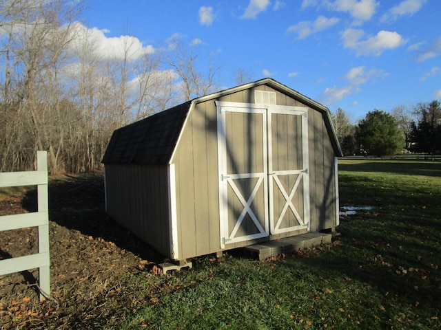 view of outdoor structure with a yard