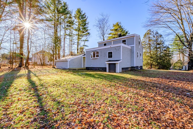 back of house featuring a lawn