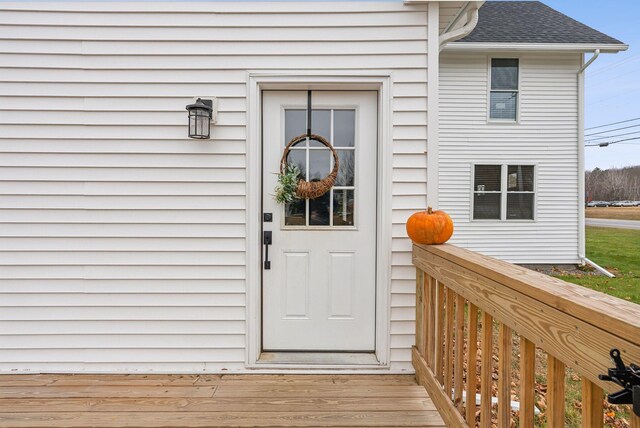 entrance to property featuring a wooden deck