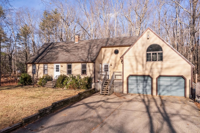 view of front of property featuring a front yard and a garage