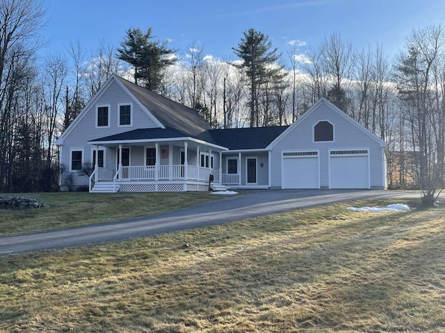 farmhouse-style home featuring a porch and a front lawn