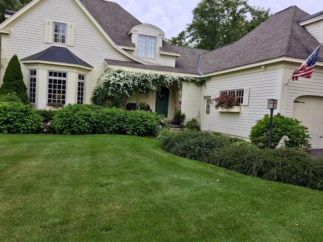 view of front of house featuring a front lawn