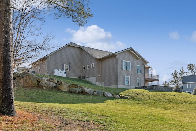 view of side of property featuring a yard