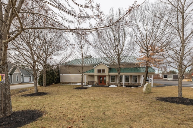 view of front of property featuring covered porch and a front lawn