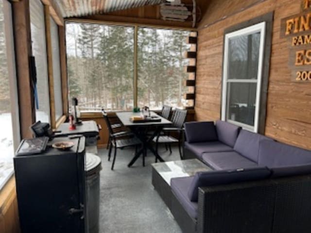 sunroom with lofted ceiling