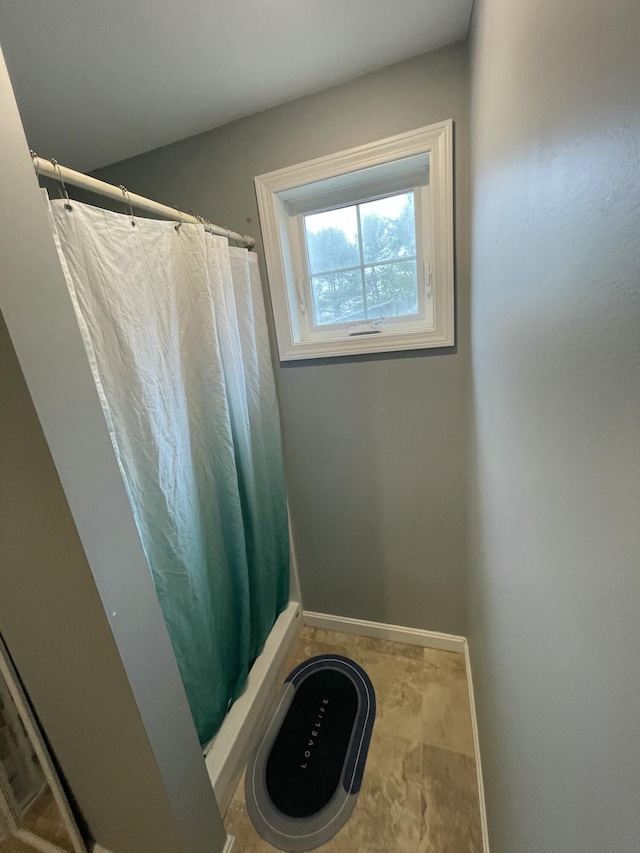 bathroom featuring curtained shower