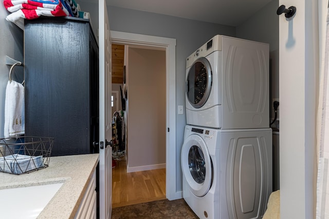 laundry area with sink and stacked washer and clothes dryer