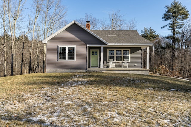 view of front of property featuring a front lawn and a porch