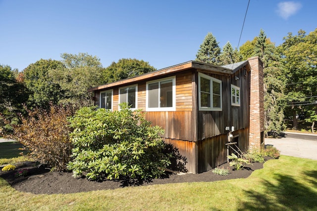 view of side of property featuring a lawn