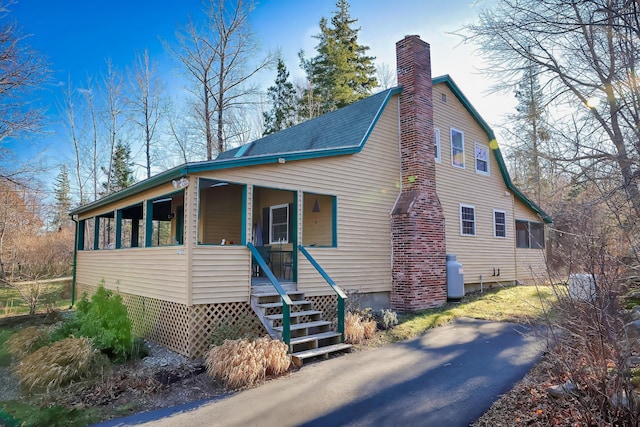 view of front of property featuring a porch