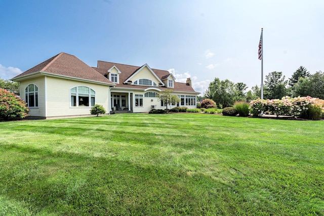 view of front of property featuring a front lawn