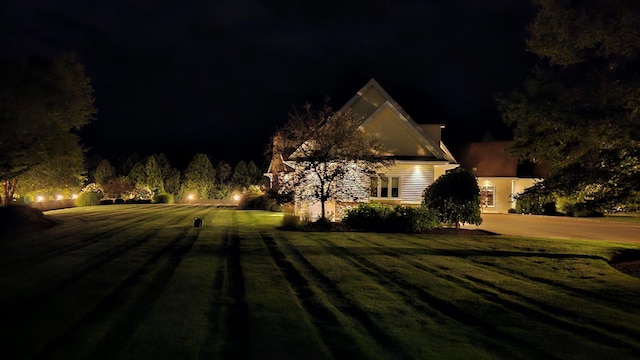 view of front facade with a lawn