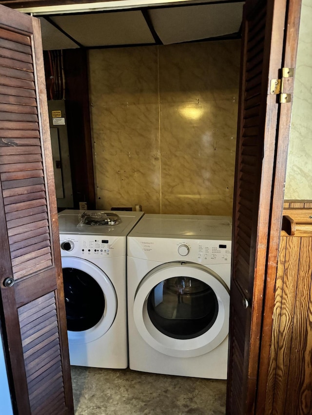 laundry room with washing machine and dryer