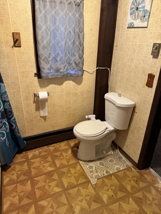 bathroom with toilet and parquet floors