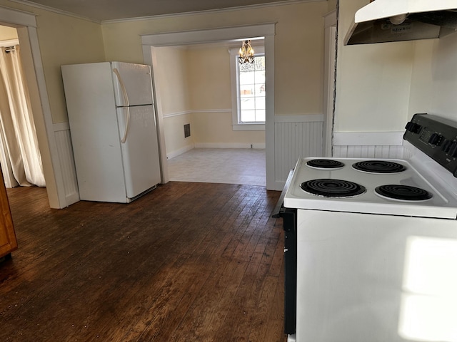 kitchen featuring dark hardwood / wood-style flooring, ornamental molding, white appliances, an inviting chandelier, and range hood