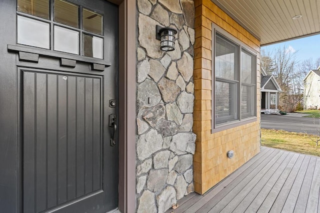 doorway to property with covered porch