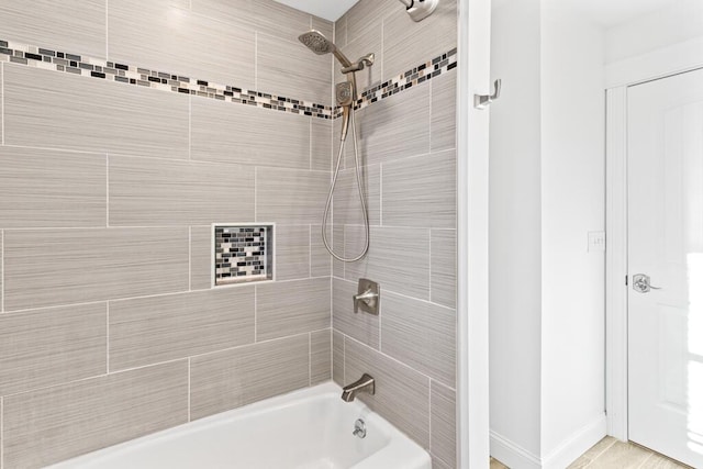 bathroom with tiled shower / bath combo