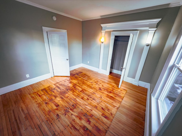 unfurnished room featuring light hardwood / wood-style flooring and crown molding