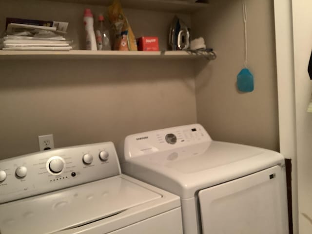 laundry room with washing machine and dryer