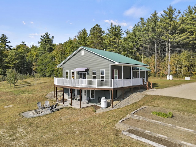 view of front of property featuring a front yard, a patio area, and a wooden deck